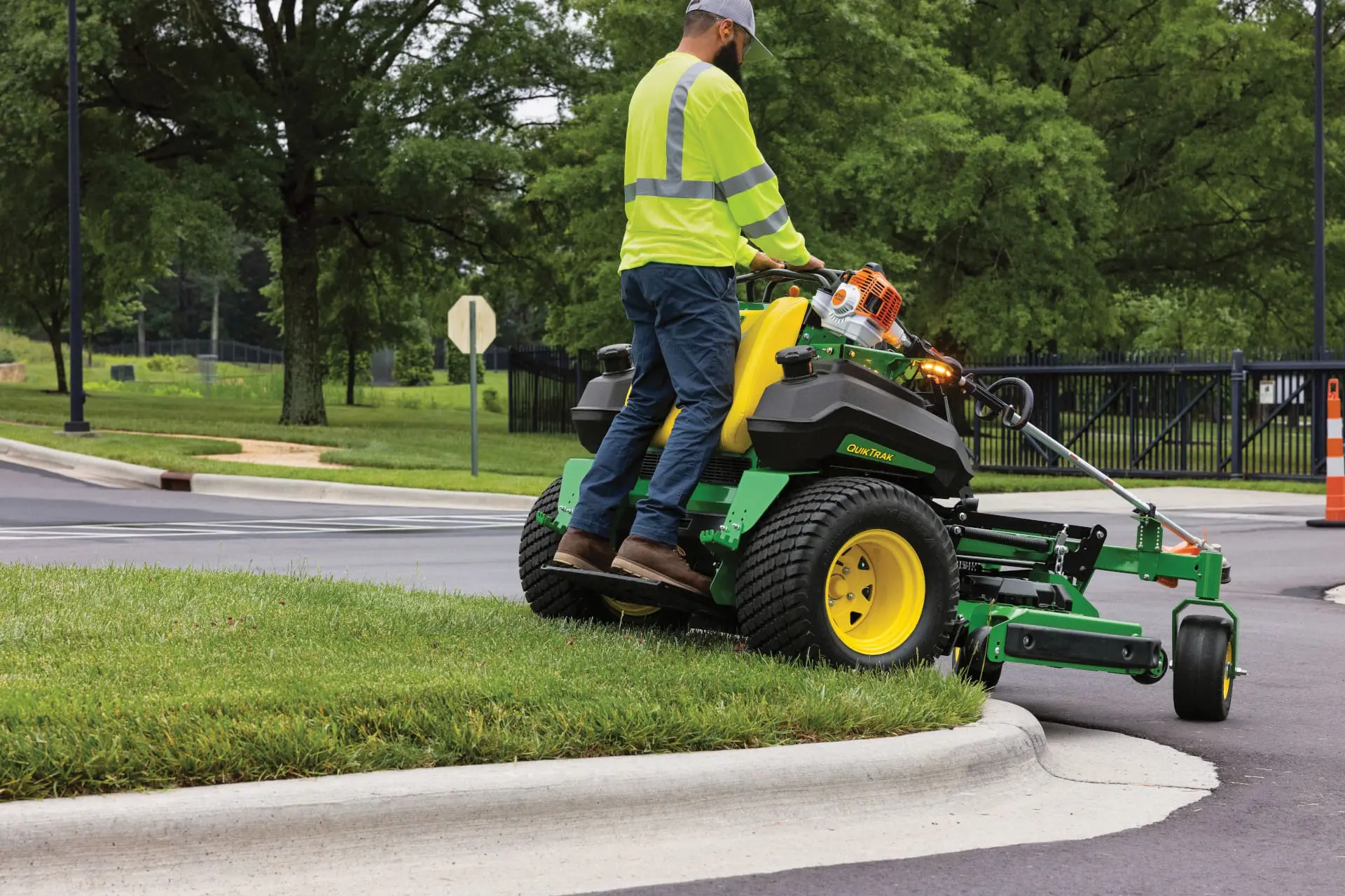 Benefits of Leasing Commercial Mowing Equipment 